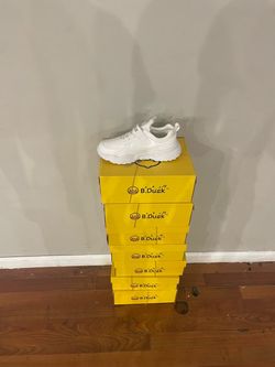 https://offerup.com/redirect/?o=Qi5EdWNr White Chunky Sneakers New in Box