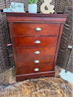 Dresser 5 drawers (drawers work good)