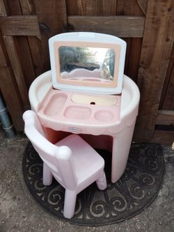 Little tikes vanity desk mirror with chair $100