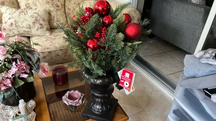 Christmas planter with lights and bulbs
