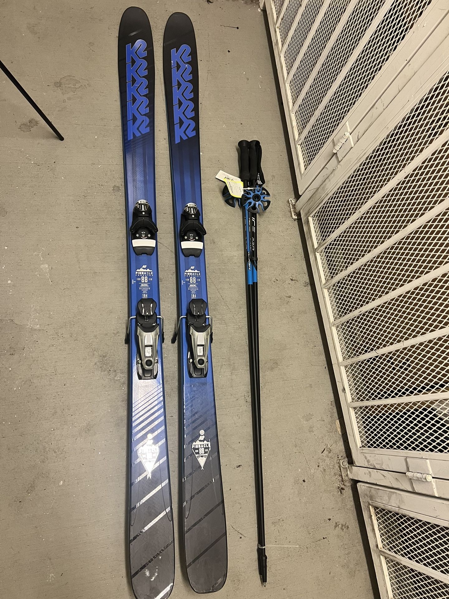 K2 Pinnacle Skis (never used) 184cm with Bindings, Blue