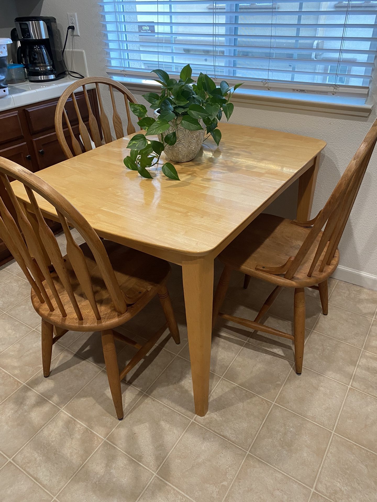 Dinning Table With Chairs 