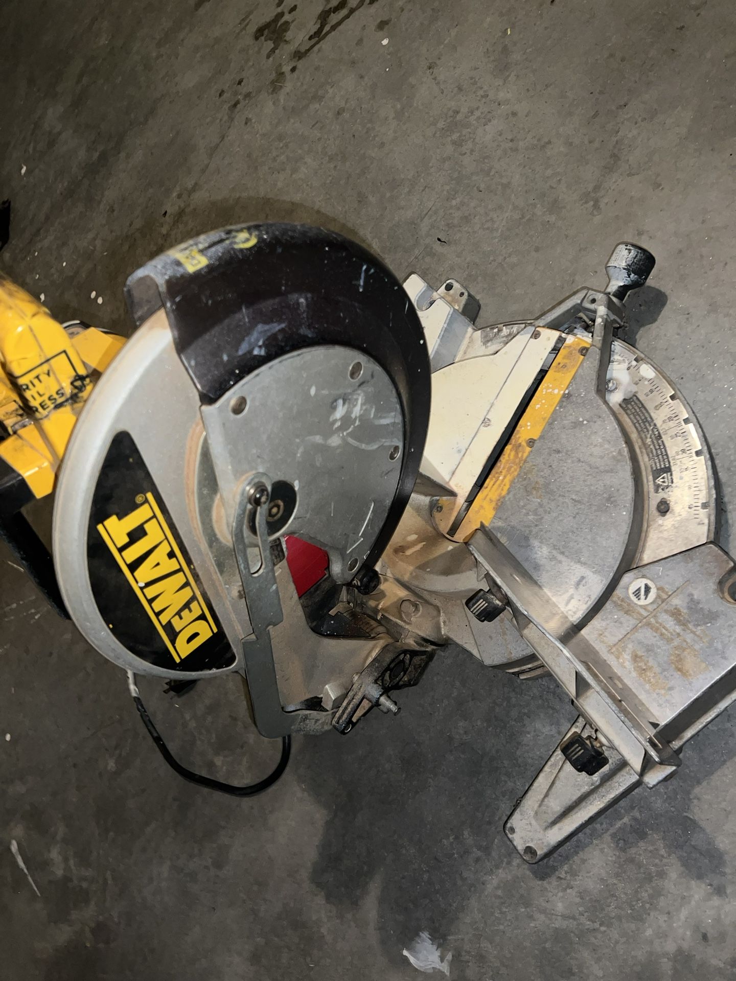DeWALT Saw