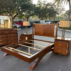 Beautiful Bedroom Set Queen Size Solid Wood Dark Brown Color In Excellent Condition 