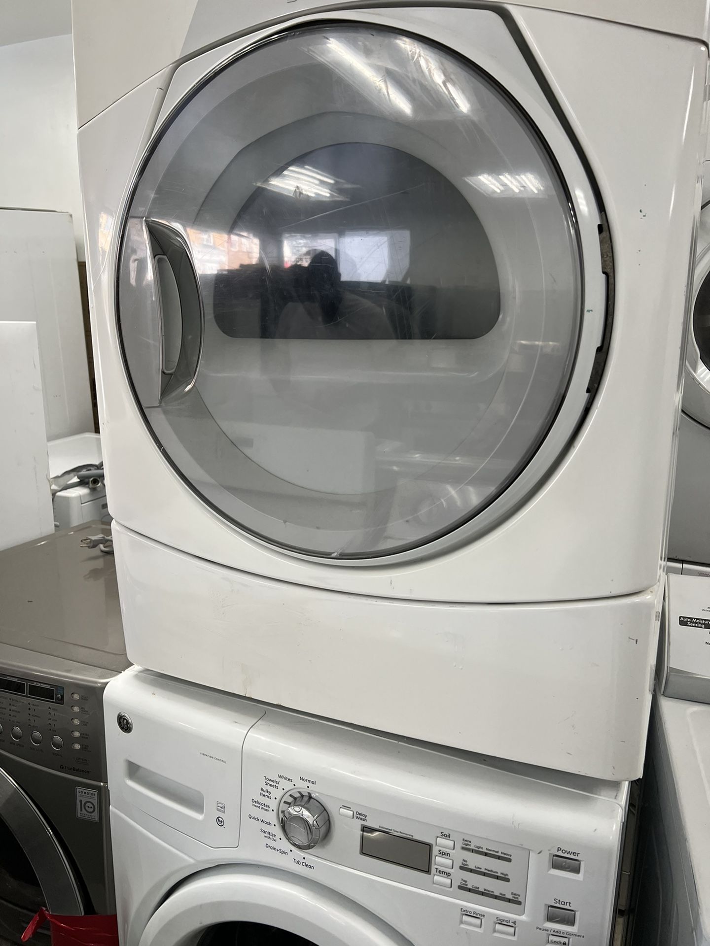 Washer machine Frigidaire And Electric Dryer Whirlpool in great Condition (3 months Guaranteed )