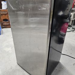 Midea Mini Fridge 27x18 Inches