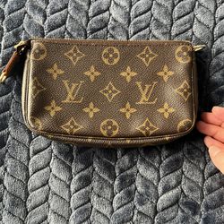 Louis Vuitton Bucket Pochette