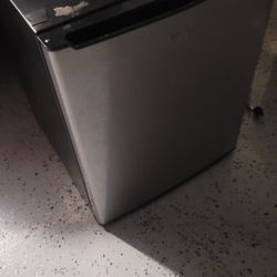 Whirlpool 2.7 Cu Ft Mini Refrigerator Steel