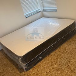 Queen mattress regular set with box spring ( 2pc brand new) 