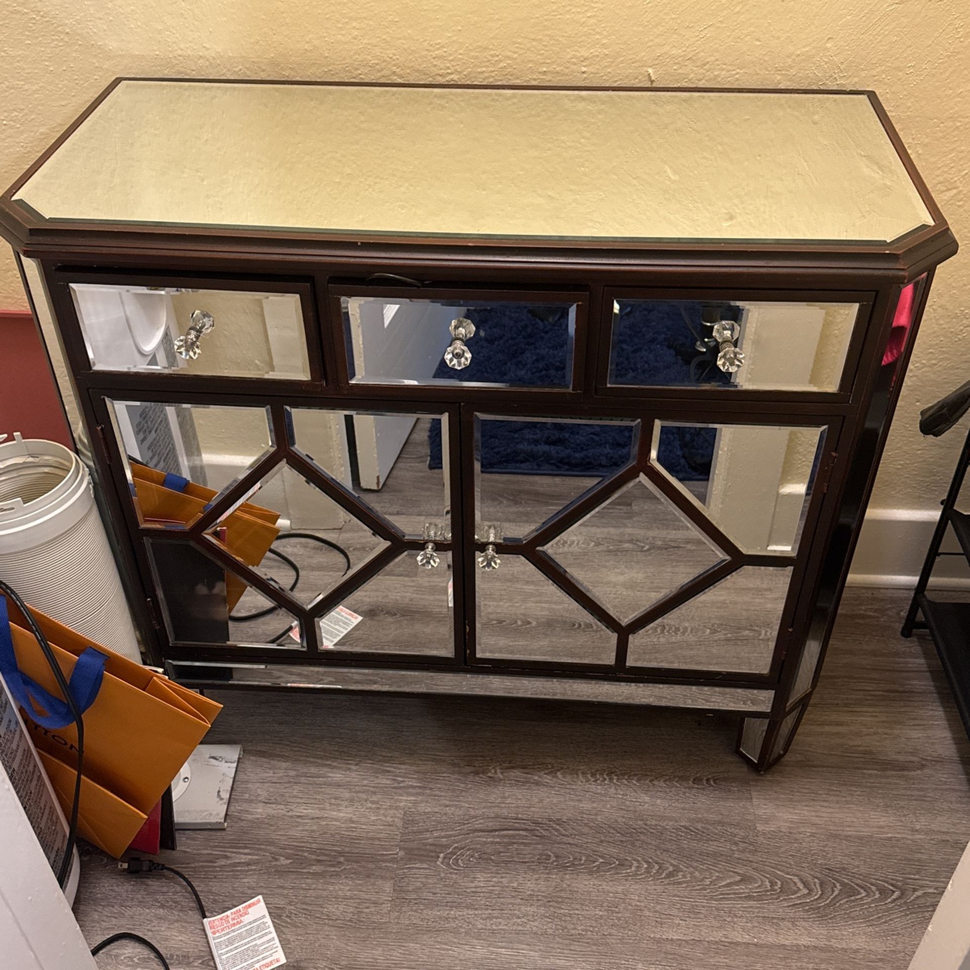 Mirrored cabinet