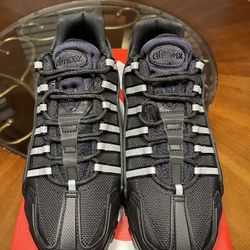 Nike  NDSTRKT Air Max 95  Size 9 Black