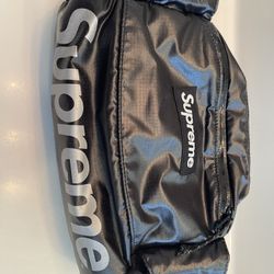 Supreme (fanny pack)