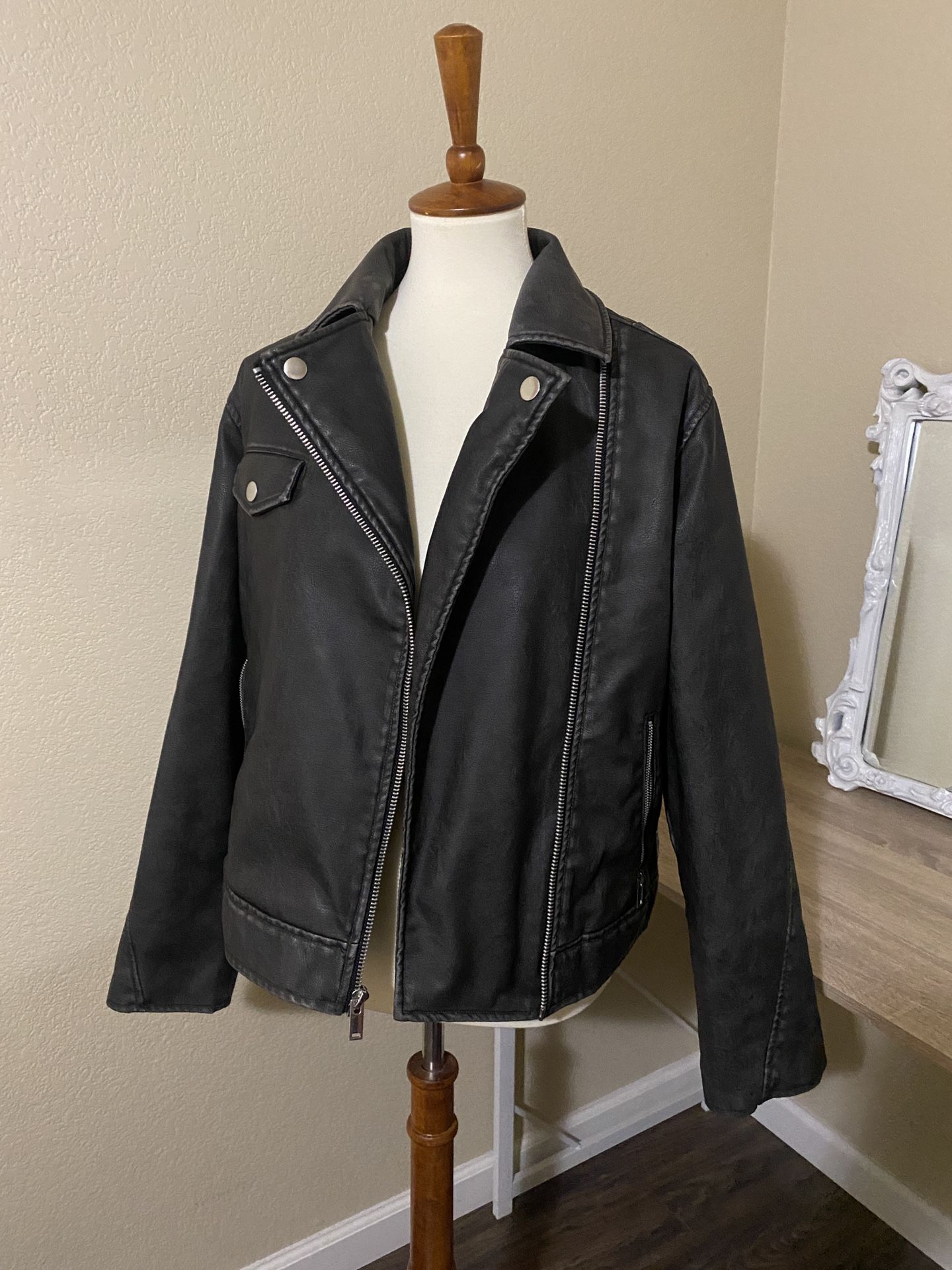 Womans Universal Threads Jacket Size M Leather Faux Pleather 