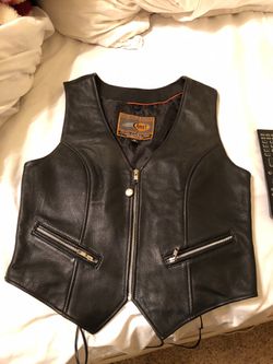 Leather motorcycle vest!! Size Medium in women’s