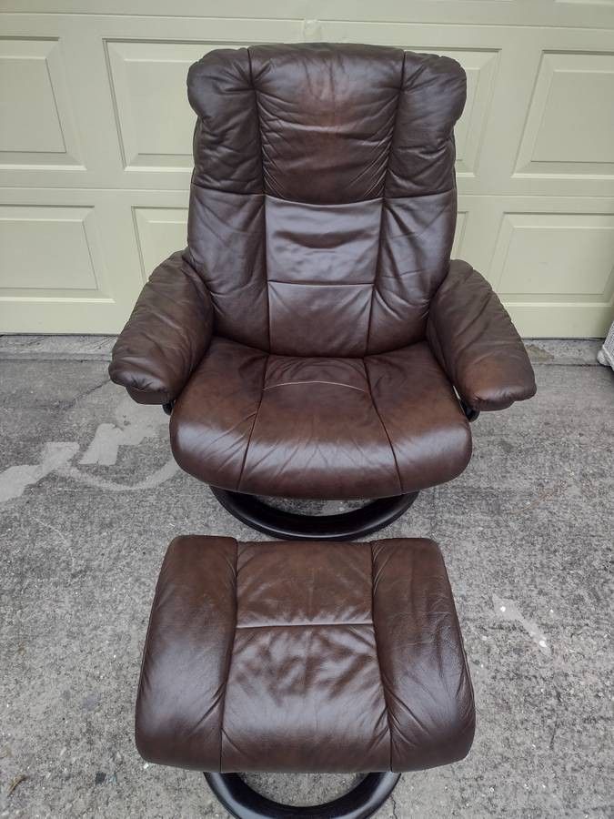 EKORNES STRESSLESS RECLINER CHAIR AND OTTOMAN