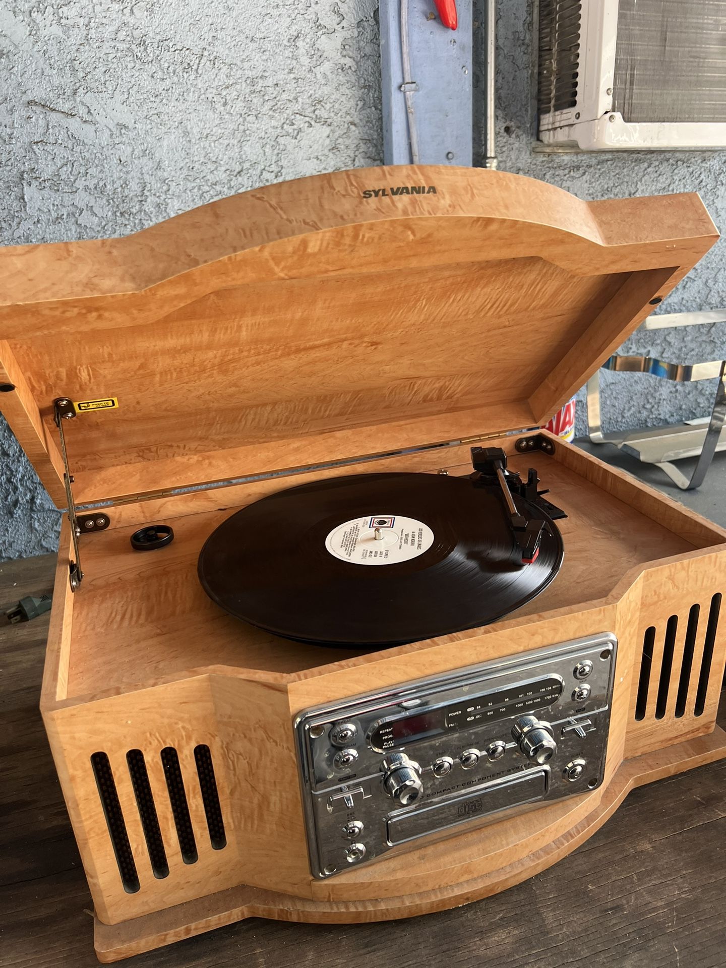 SYLVANIA WOOD COMPACT COMPONENT SYSTEM Record Player/CD/Radio