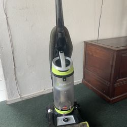 Bissell Swivel Cleanview Pet Vacuum 