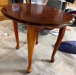 Round Wood Side Table with Queen Anne Legs