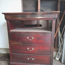 Dresser.   3 Drawer Dresser, Light  to move around.   Perfect for a Student.  