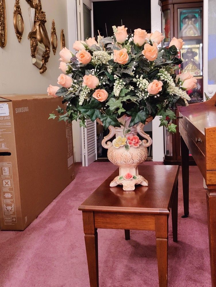 Beautiful Center Piece For Table Or in My Case Bedroom Dresser. 
