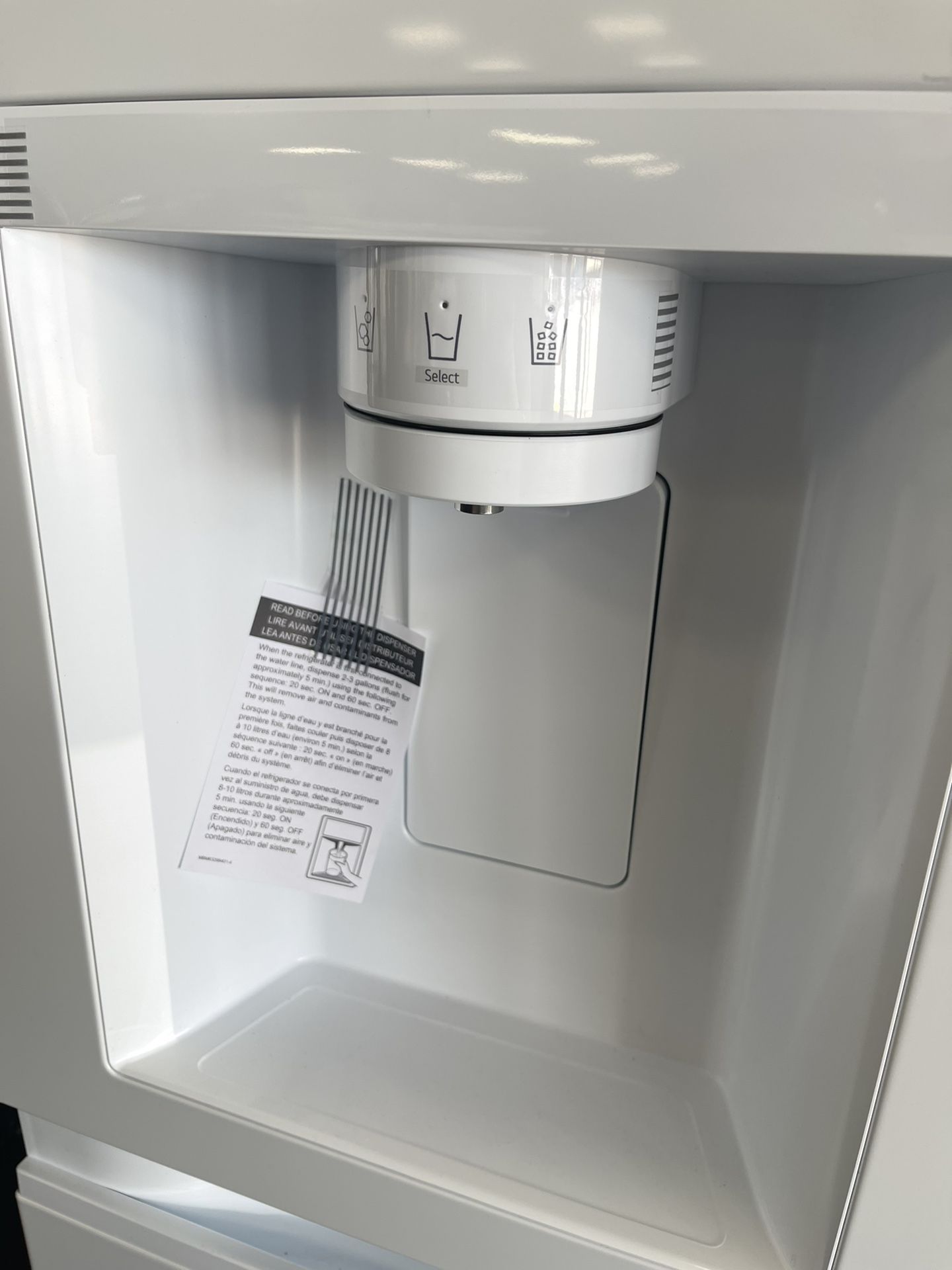 27 cu. ft. Side by Side LG Refrigerator w/ Pocket 7 Handles, Door