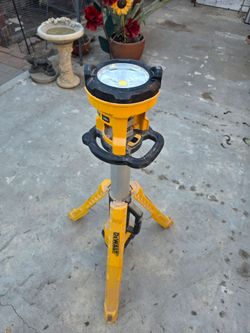 Dewalt 20v tripod light