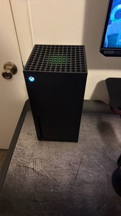 Xbox series x 1tb - barely used for SALE