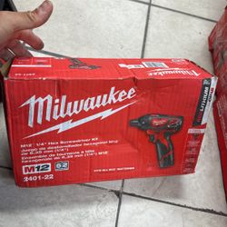 Milwaukee M12 Screwdriver Kit With 2 Batteries And Charger 