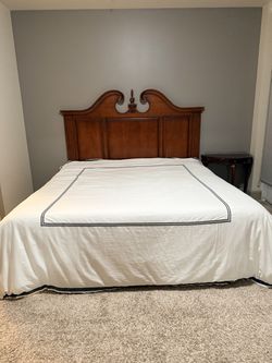 Thomasville 4-PIECE King Bedroom Set – Bed, Nightstand, Vanity and Mirror