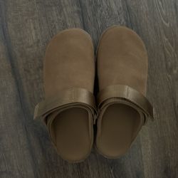 Womens UGG® Goldenstar Clog - Chestnut