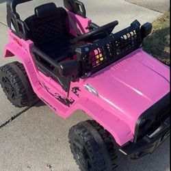 Pink toy Jeep with Bluetooth / Jeep de juguete rosa con Bluetooth