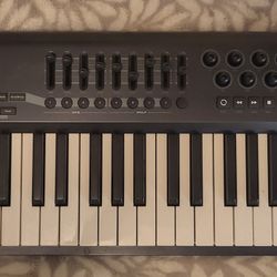 M Audio Axiom 49 MIDI Keyboard looks And Works Very Good