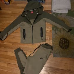 Nike tech set size S