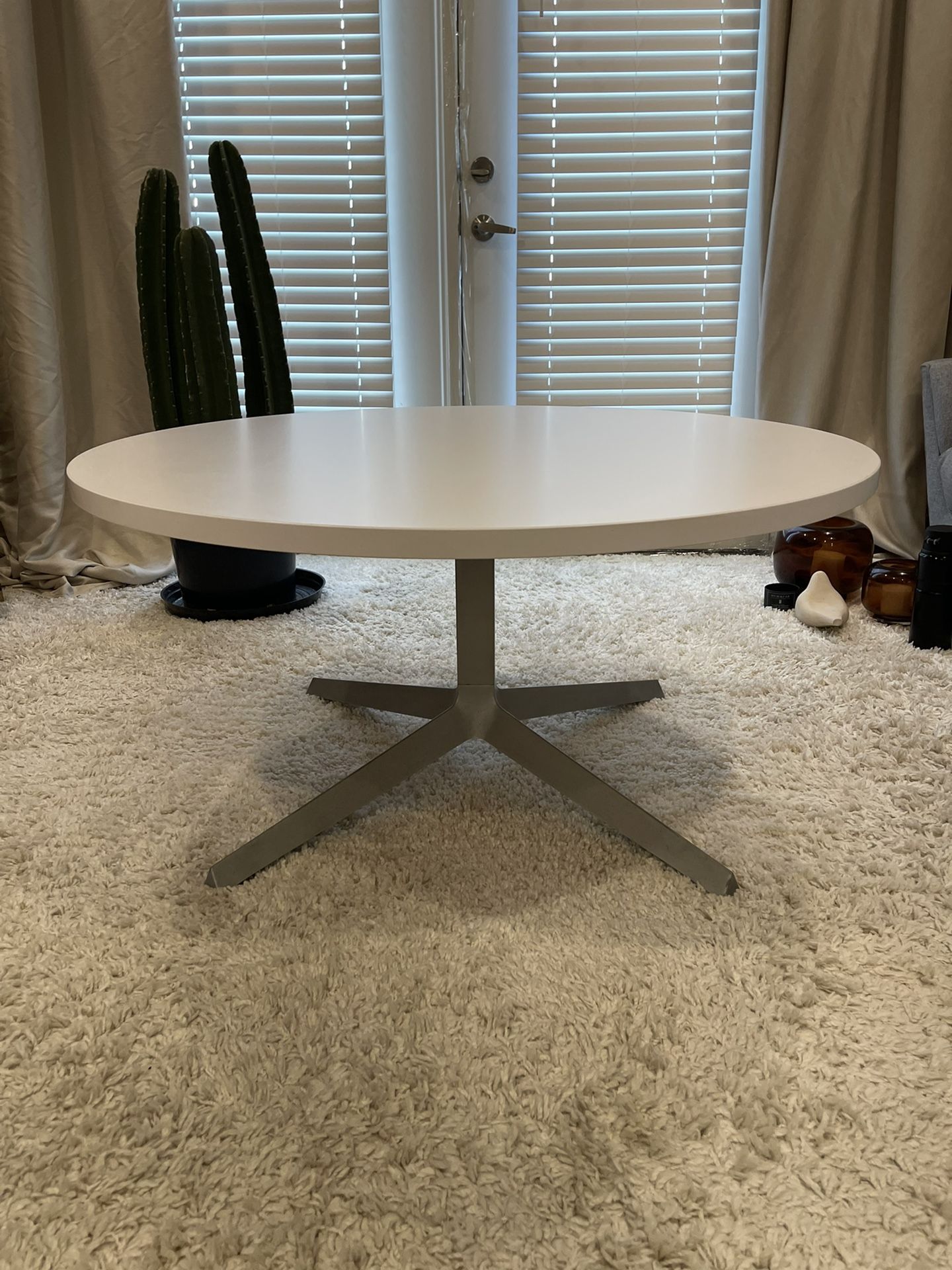 Knoll 42” Round Coffee Table