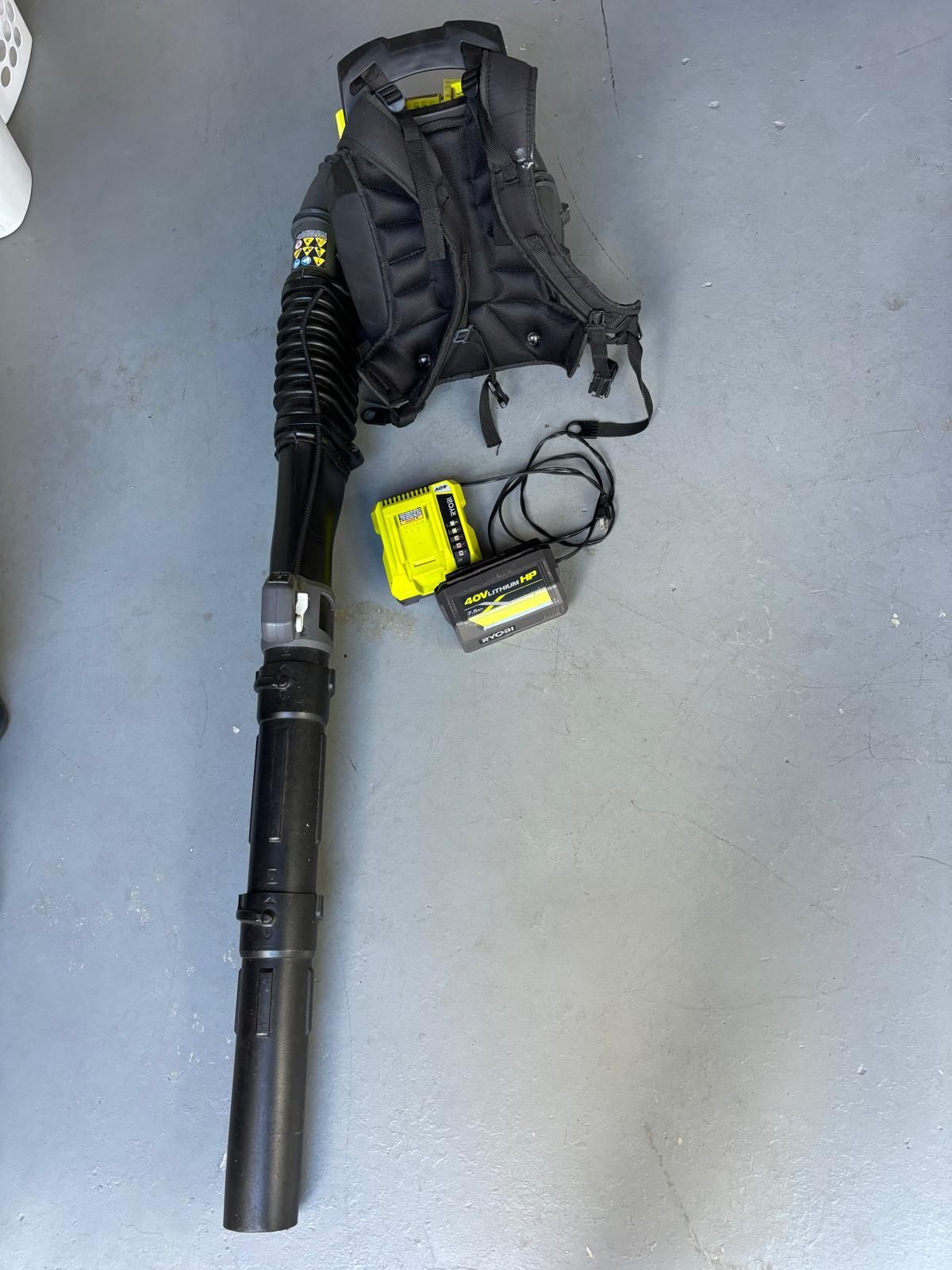 Ryobi 40V Cordless Backpack Leaf Blower – 625 CFM / 145 MPH (Battery 7Ah & Charger Included)