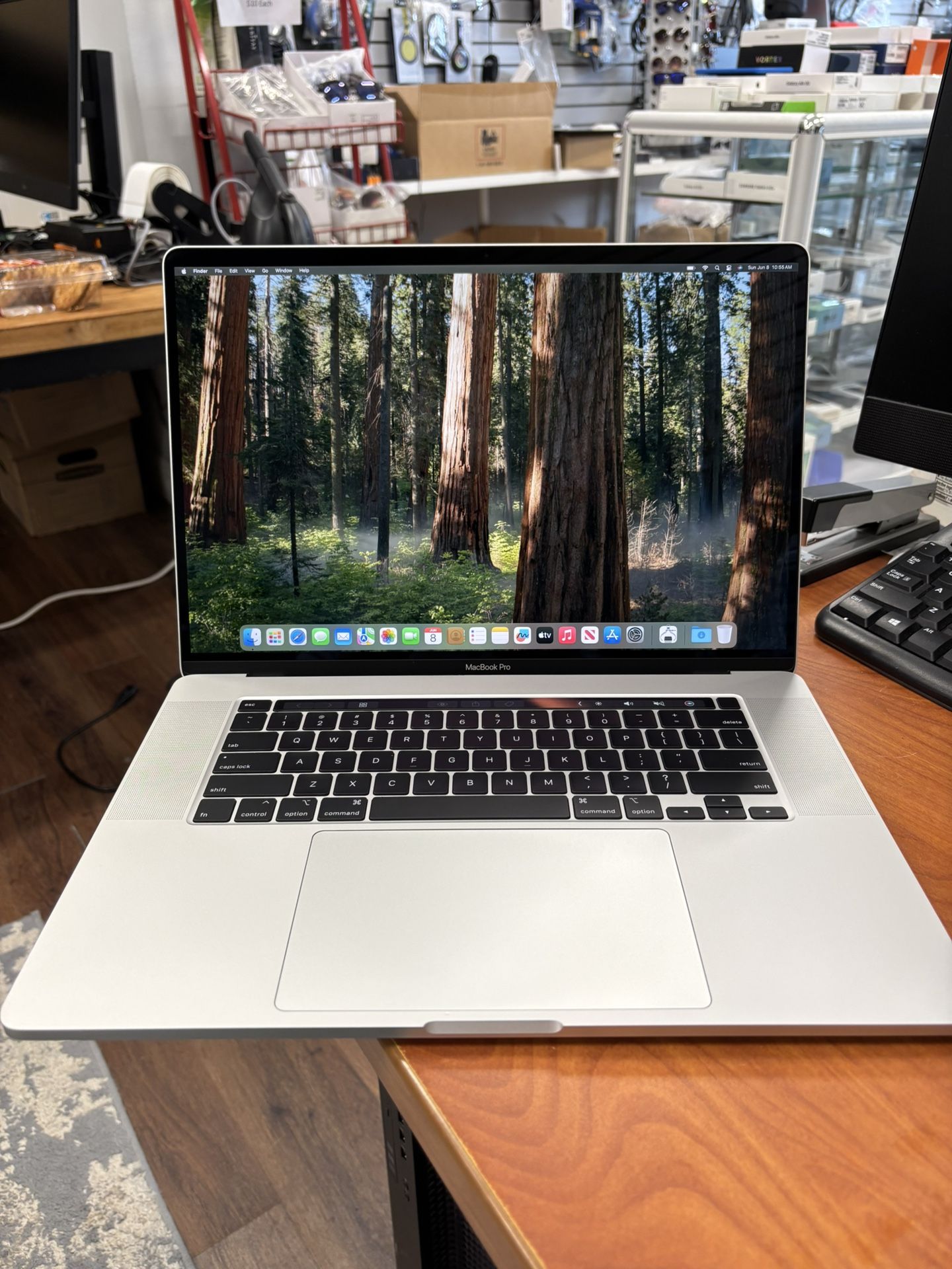 16” MacBook Pro 2019, Core i7 with touch-bar,500gb SSD, battery cycle count 7, with original charger, the MacBook is in Excellent condition the batter