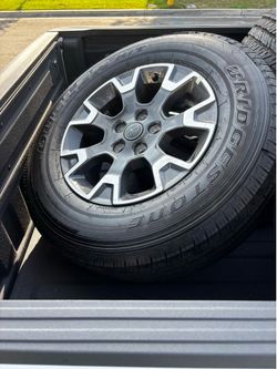 2026 Jeep Gladiator Sahara Stock Wheels & Tires