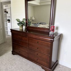 Elegant Wooden Dresser with Detachable Mirror