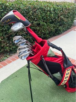 Complete golf club for man right hand (Cleveland wood and driver ,tour Edge irons set and putter and Nike golf bag :👍ready to go play )