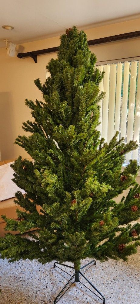 Christmas Tree 7.5 ' New Tree NOT Pre-lit