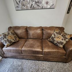 Pull Out Queen Couch/bed