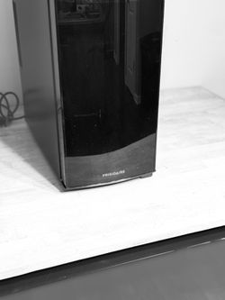 Frigidaire 18 Bottle Wine Cooler