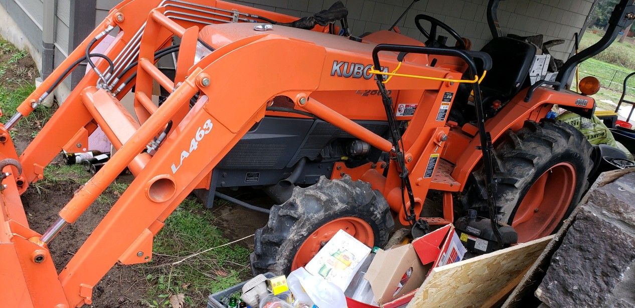 Kubota L2800 Tractor With Front Bucket. Low Miles for Sale in Rainier