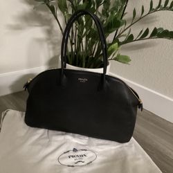 Prada Large Leather Bag  Height 12inches Width 18,5 inches Length 5 inches