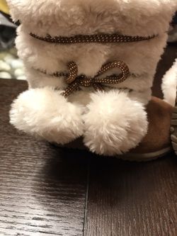 Girls boots. Like new. Size 5.