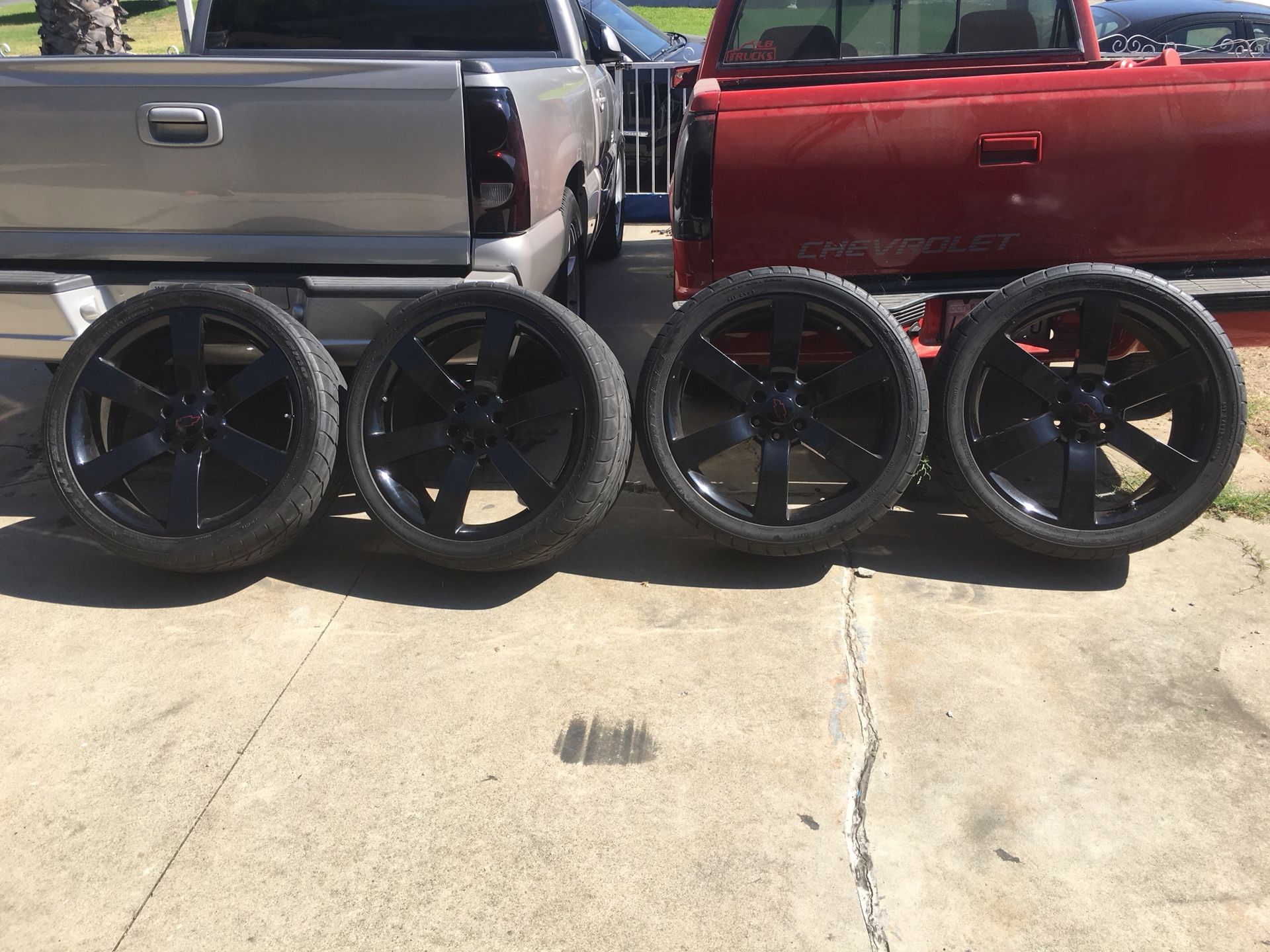 22s trailblazer ss rims tires are 285/35/22 Nitto NT555 one rims has a hair line crack keyboard trailblazer ss Silverado Sierra Denali escalade Camar