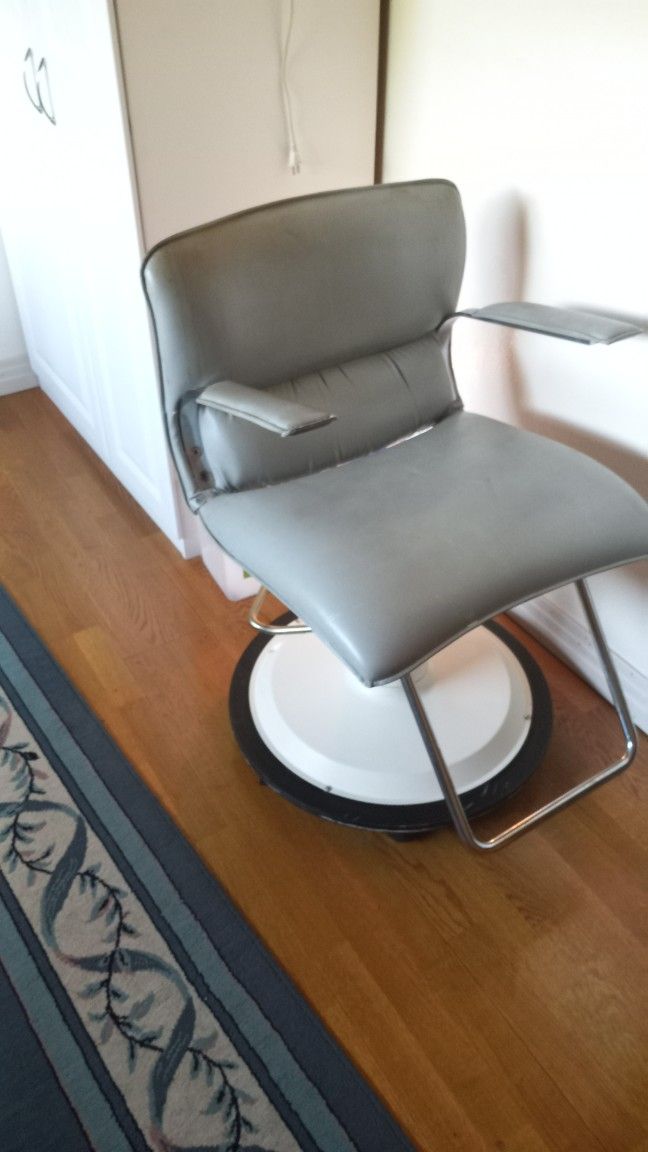 Belmont Hydraulic Swivel Salon Chair Very Nice And Expensive Chair Only Asking $50