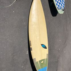 5’10” Sharpeye surfboard with FCS Fins 
