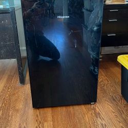 Mini Fridge, Hisense 4.4 Cu ft, Single Door
