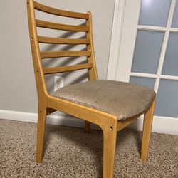 CUSHIONED MAPLE WOOD CHAIR 